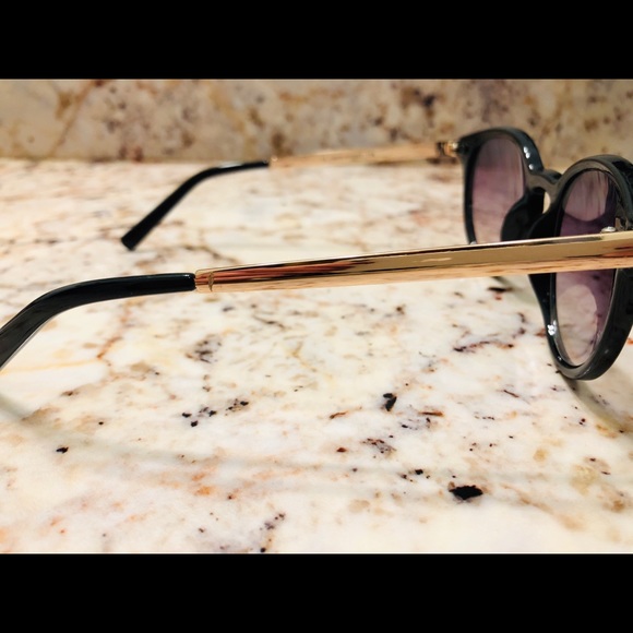 Cat eye black sunglasses gold accented sides - Picture 5 of 7